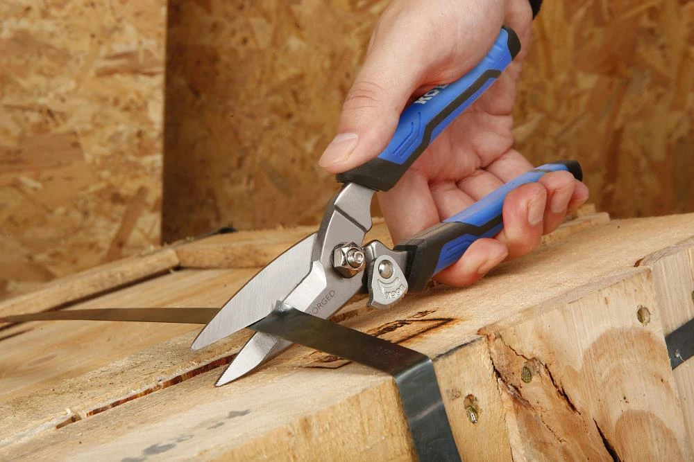 Kobalt 3-in Serrated Molded Grip Heavy Duty Scissors 4 Kobalt 3-in Serrated Molded Grip Heavy Duty Scissors - Image 4