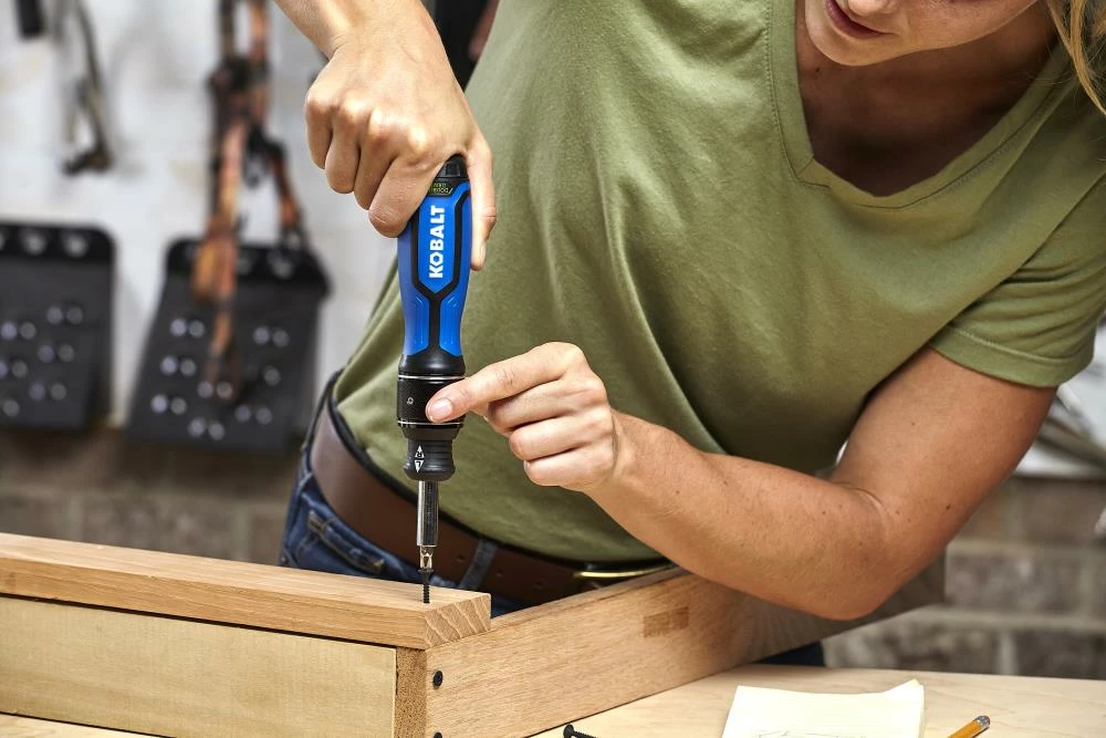 Kobalt Screwdrivers 13-Piece Plastic Handle Magnetic Ratcheting Set Multi-Bit Screwdriver Set 5 Kobalt Screwdrivers 13-Piece Plastic Handle Magnetic Ratcheting Set Multi-Bit Screwdriver Set - Image 5